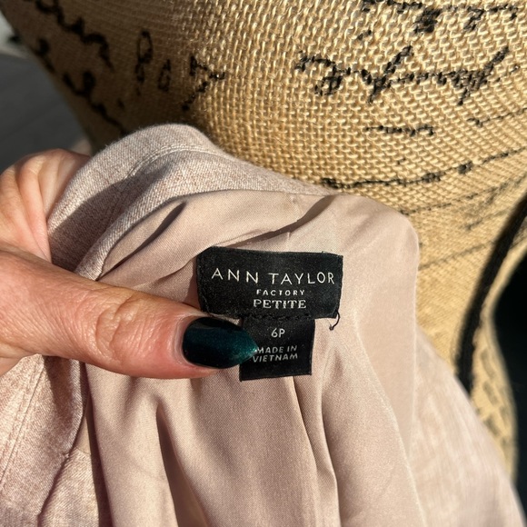 Ann Taylor 2pc pant suit in light beige - Picture 5 of 7